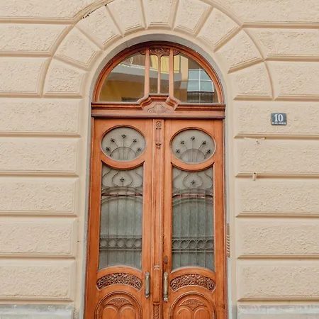 Apartment Rofesi *