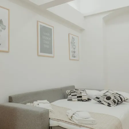 Apartment Rofesi *